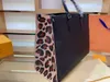 Borsa a tracolla da donna di design portatile con stampa leopardata processo di goffratura dimensioni 41cm228q