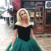 2022 Vintage Dark Green Fluwelen Bruidsmeisjes Jurken Baljurk Puffy Off Schouder Korte Mouwen Tule Vloer Lengte Party Bruiloft Gastenjurken Maid of Honor Dress