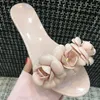 Летние пляжные тапочки Женщина Цветочные сандалии Mujer Candy Color PVC Латексная камелия Открытый Носок Плоские Единственные Мюлера Дамы