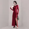 elegante vestido rojo oscuro