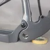 Il più nuovo telaio MTB 29er Boost XC FM027 Sospensione freno a disco Fibra di carbonio T700 Grigio metallizzato lucido BSA