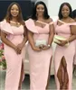 Afrikanischer Designer Pink Mermaid Brautjungfer Kleider Seite Hoch geteilte Rundfalten bodenlange Magd Maid of Honor Kleid Vestidos Custom gemacht Hochzeitsgastkleider