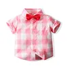 Cute Baby Boys Set di abbigliamento stile gentiluomo Camicia a quadri a maniche corte per bambini estivi con papillon + pantaloncini con bretelle 2 pezzi Set per bambini Completi per ragazzo Abiti