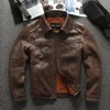 светло-коричневая куртка мужчины