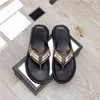 Män 2021 Slipper Kvinnor Tofflor Skor Luxurys Sandaler Mode Designers Flat Slides Flip Flops Paris Sommarstrand Sexig Broderad Leat