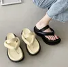 Platforma Kappy Kobiety 2024 Summer Nowy projektant Koreański trend Zwiększony bąbelki plażowe klapki swobodne wygodne buty damskie