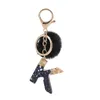 2021 Czarny Pompon List Keychain Party Favor Angielski Alfabet Keyring Glitter Gradient Żywica Samochód Lustro Akcesoria Kobiety Torebka Charms