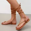 Yaz Seksi Eğilim Kadın Sandalet Metal Zincir Dar Bant Çapraz Bağlı Düz ​​Topuk Moda Bayanlar Ayakkabı Kadın Rahat Düğün Roma Y0721