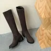 Botas de joelho de inverno Mulheres designers redondos de calcanhar de salto baixo sapato de cabra camurça de couro festas moda moda plataforma de luxo lady warorwar ygn020-995-6