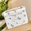 2022 Kvinnor Floral Crossbody Väskor Designer Shoulder Chain Bag Fashion Flower Flaps Söt Lady Klaver Purses Liten Storlek Kontrastfärg Hög kvalitet