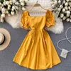 Sommar elegant retro mini klänning för kvinnor med fyrkantig nacke bubbla ärm sexig backless bowknot söt avslappnad 210420