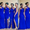 2021 Afrikanska Sexiga Bridesmaid Klänningar Bröllop Gästklänning En axel Royal Blue Side Split Elastic Satin Mermaid Party Maid of Honor Gowns