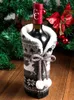 Weihnachtsdekorationen gestrickte Weinflaschenhüllen Tasche Urlaub Weihnachtsmann Champagnerhülle rot fröhlicher Tisch realistisch