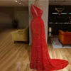 2021 Arapça Seksi Kırmızı Mermaid Gelinlik Modelleri Bir Omuz Sequines Dantel Yan Bölünmüş Sweep Tren Aso Ebi Abiye giyim Vestido
