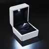 Caixas de jóias Caixa de anel com luz LED para o casamento casamento janelas display presentes brancos f1215 US Stock Entrega rápida