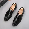 Brogue Elegante italienische Partykleid-Schuhe Marke Slip-On Fashion Round Toe Formal Coiffeur Patent Hochzeit Leder Casual Business Loafers H46