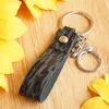 Keychains 빈티지 엠보싱 브라운 가죽 소 가죽 손목 장선 키 반지 카우걸 선물