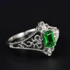 Clusterringen Vintage Royal Carving Green Crystal Emerald Gemstones Diamanten voor vrouwen Wit goud zilveren kleur sieraden Bijoux bague cadeau