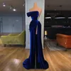 2021 Sexy Royal Blue Velvet Prom Dresses One Shoulder High Split Sleeeles Kryształowe Koraliki Piętro Długość Party Quinceanera Formalne suknie wieczorowe