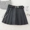 Jupe plissée noire avec chaîne-ceinture Punk Rock Girl Cheerleading Belted Mini Alt Women e-girl Outfit 210629