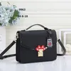 Mulher bolsa de bolsa na moda trava de pegada bolsas de ombro de ombro para menina simples couro pu fanny pack pack feminino gurse250j