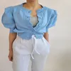 女性のブラウスシャツの韓国語版のシンプルなソリッドカラーニットかぎ針編みのボタンパフスリーブショートトップ