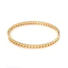 Nouveau bracelet creux en acier inoxydable de haute qualité 18 K pour femmes Gold Color Chain Shape Love Bangle Party Cadeaux Bijoux en gros