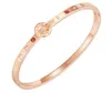 Bracelet d'amitié en or rose avec pierres de zircone cubique et bijoux à charnière en acier inoxydable avec cadeau d'anniversaire en cristal pour femme