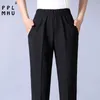 Pantalage droit de la mère de taille plus.