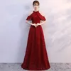 赤いブライダルのウェディングドレス