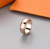 Anéis de designer Anéis de qualidade Conjunto de canal extravagante Anel de banda de amor ouro prata rosa aço inoxidável carta anéis moda mulheres homens jóias de casamento senhora presentes de festa