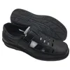 Fashionabla lädersandaler för män coola gentlemanden tofflor i sommar högkvalitativa slip-över sandaler med ihåliga design Mäns sandaler
