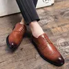 British Gentleman Pointed Casual Bullock Oxford Skor för män Formell Bröllop Prom Klänning Homecoming Sapato Social Masculino