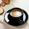 Керамические блюдцы кофейных кружков подходят для чистого черного кратки