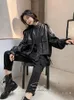女性の革革の女性の偽物fmfssom2022秋のビッグポケットルーズブラックパックジャケット女性モトバイクパフスリーブシックベーシックカジュアル