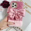 Bow Bowknot Stripes Fluffy Fur Soft TPU Cases pour iPhone 15 14 13 Pro Max 12 11 XR XS X 8 7 Plus Animal Bling Diamond Rabbit Hair Couverture de téléphone Mignon Belle Mode Peau de Luxe