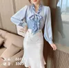 V-neck mode Kvinnors långärmad Bowknot Bubble Koreansk versionskjorta med Silk Scarf Spring 210506