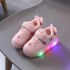 Taille 21-30 Bébé Chaussures Lumineuses Antidérapantes Avec Lumières LED Enfants Glowing Sport Sneakers Garçons Filles Enfants Light Up Toddler Chaussures G1025