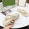 Flip Flops Slippers مصممي الهلام الشفافة شرائح منصة الثقوب للرجال للنساء أزياء الموضة أحذية الصيف المتسكعون المطاط