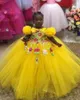 Abito da ballo giallo Abiti da ragazza di fiori per applicazioni di nozze Perline Abiti da spettacolo Abito da compleanno per bambini in tulle a strati a maniche corte