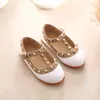 2021 New Girls Sandals Rivets 싱글 신발 어린이 가죽 샌들 누드 유아 소녀 공주 평평한 댄스 슈즈 2893933