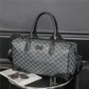 デザイナーダッフルバッグ高級男性女性の女性旅行袋レタープリントレザーハンドバッグ大容量ホールドロール