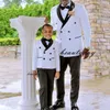 2022 Klas Düğün Smokin Mens Suits Slim Fit Şal Yaka Balo Bestman Groomsmen Blazer Tasarımlar 2 Adet Set (Beyaz Ceket + Siyah Pantolon + Yay) Özel Yapılmış Baba ve Oğul