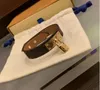 Bracelet de gelée en cuir PU marron plat classique à la mode avec tête de verrouillage en métal dans une boîte de vente au détail SL06 article
