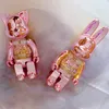 Nuovo blocco da costruzione violento Bearbrick Cat and Rabbit Qianqiu 400% Ornamenti a due colori in oro rosa Ringi della scatola cieca fatta a mano 28 cm