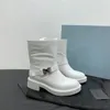 2021 Designer-Stiefel, Mode, Winter, niedrige Absätze, Damen-Knöchelstiefel aus gebürstetem Nylon, quadratischer Kopf, Gürtelschnalle, Büro-Damen-Partyschuhe mit Box