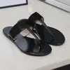 2021 Herr Strandtofflor Sommarmode Dam Flip Flops Läder Dam Tofflor Metallskor Dubbla Spänne Träskor Slides Stor storlek 35-45