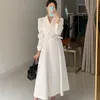 Abito lungo bianco da donna elegante giacca a vento primaverile Abbigliamento coreano Femme Abito slim colletto doppiopetto con cintura 210812