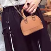 Hot Sell barn designer purses koreanska mode små flickor handväskor gåvor småbarn baby mini messenger väskor klassiska tryck barn pu läder skal axelväska