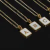 Moda Alfabeto Estilo Pingente Colares Iniciais A a Z Letras Charme Quadrado com Branco Shell Luxuoso Gilding Necklace Atacado